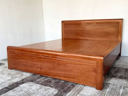 Giường ngủ gỗ tự nhiên màu nâu sáng, thiết kế đơn giản hiện đại, bày trí trong phòng.