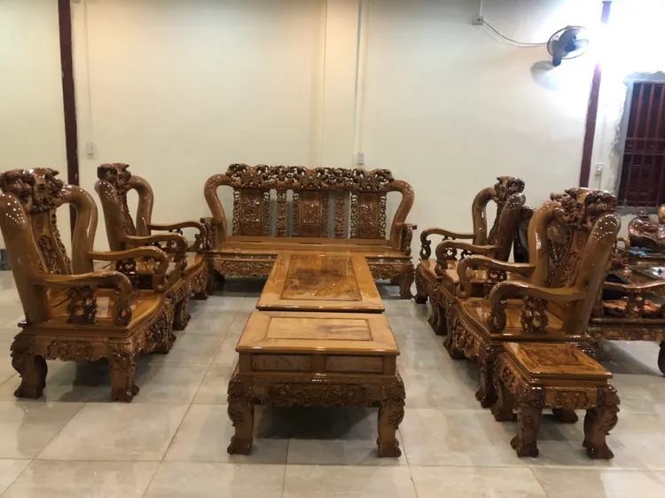 go-bach-xanh-trong-noi-that-1 Bộ bàn ghế gỗ chạm khắc tinh xảo, phong cách truyền thống, đặt trong phòng khách rộng rãi và sáng sủa.