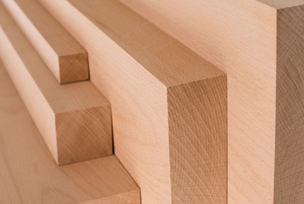 go-de-gai-2 Khối gỗ xếp chồng, kích thước giảm dần, chất liệu gỗ sáng mịn, phù hợp cho nội thất và xây dựng.