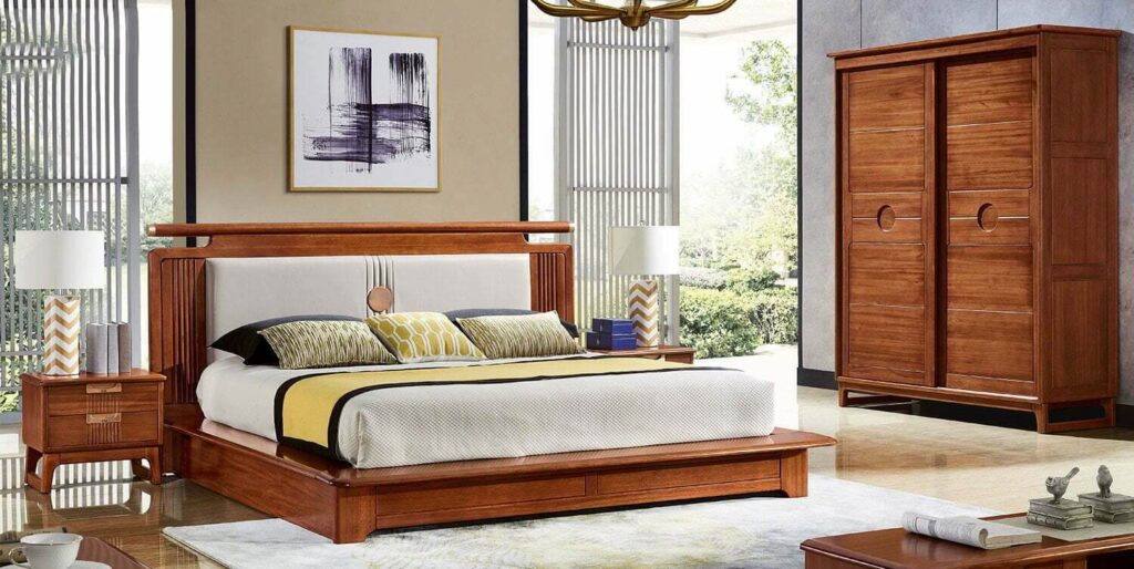 go-huong-1024x514-1 Phòng ngủ hiện đại với giường gỗ, tủ quần áo và đèn ngủ, phong cách trang nhã và thoải mái.