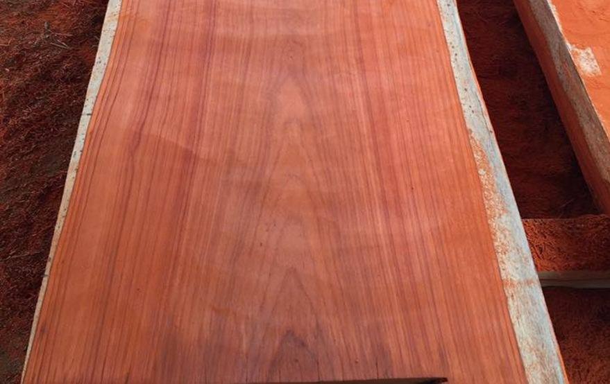 go-huong-do-viet-nam Tấm gỗ vuông vức với sắc nâu đỏ và vân gỗ tự nhiên, lý tưởng cho nội thất hoặc đồ thủ công.