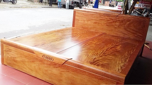 Giường gỗ tự nhiên thiết kế hiện đại, mặt sàn rộng đặt trong không gian ngoài trời.