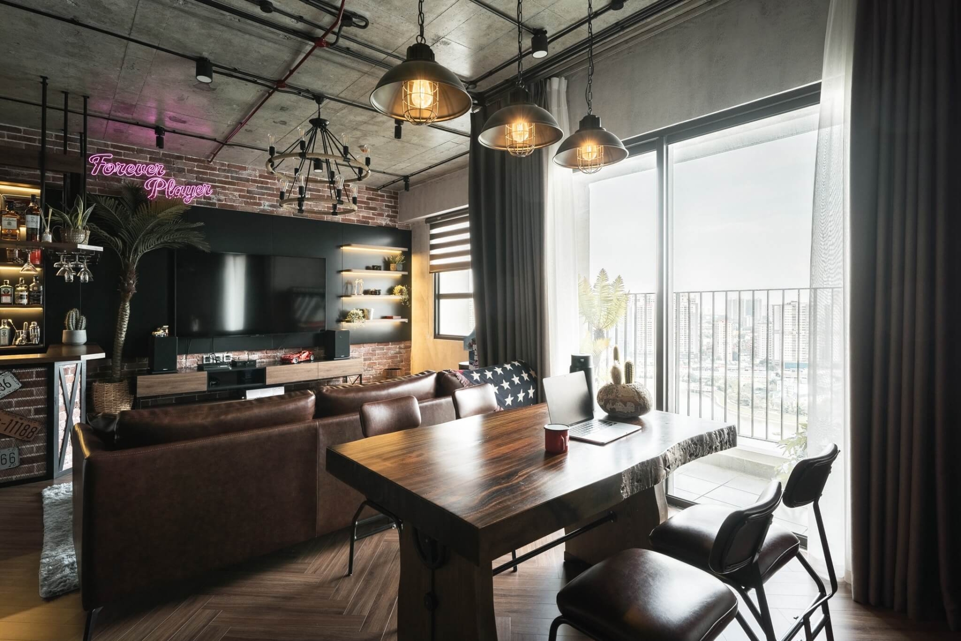 Phòng khách hiện đại với bàn gỗ, sofa da, cửa sổ lớn, đèn trần và trang trí nội thất công nghiệp.