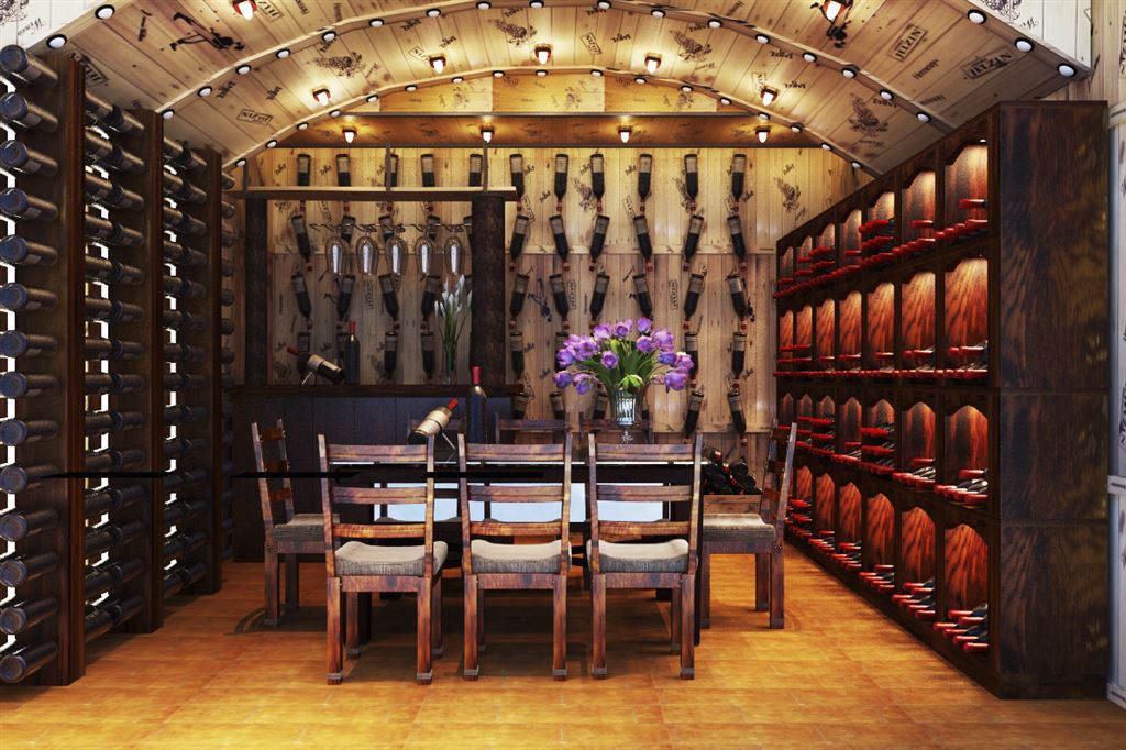 Hầm rượu vang tinh tế với bàn gỗ và hoa tím, ánh sáng ấm áp tạo nên không gian ấm cúng.