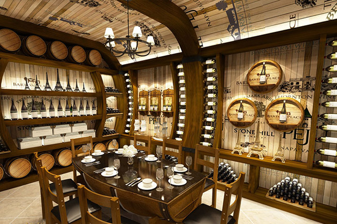 Phòng ăn xa hoa trong hầm rượu với bàn gỗ, chai và thùng rượu, ánh sáng êm dịu.