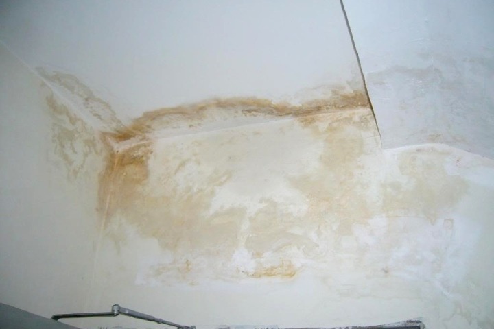 hau-qua-khi-tran-nha-khong-duoc-xu-ly-tham-nuoc Trần nhà ẩm mốc với các vết ố vàng do thấm nước, cần sửa chữa chống thấm hiệu quả.