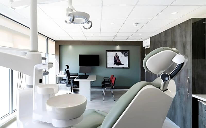 he-thong-dien-nuoc-van-phong-nha-khoa Phòng khám nha khoa hiện đại với ghế nha sĩ và thiết bị tiên tiến, ánh sáng tự nhiên từ cửa sổ lớn.