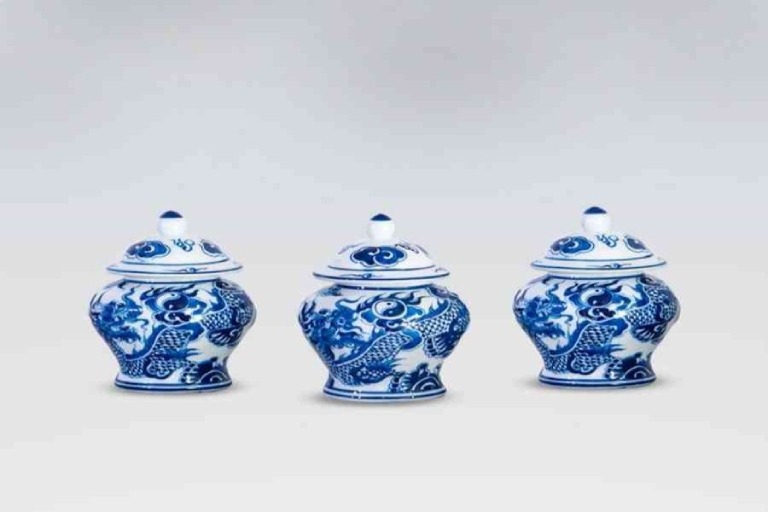 Ba bình sứ xanh trắng, họa tiết rồng tinh xảo, nền trắng, thiết kế truyền thống, nghệ thuật gốm Việt Nam.