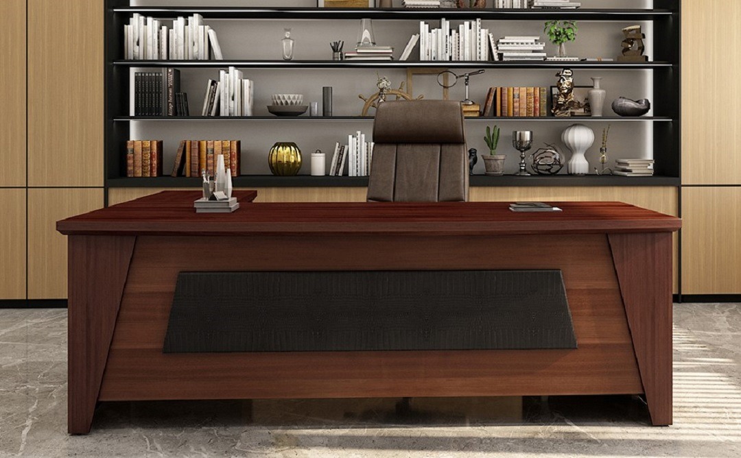 Văn phòng hiện đại với bàn gỗ và ghế da nâu, tủ sách trang trí phong cách.