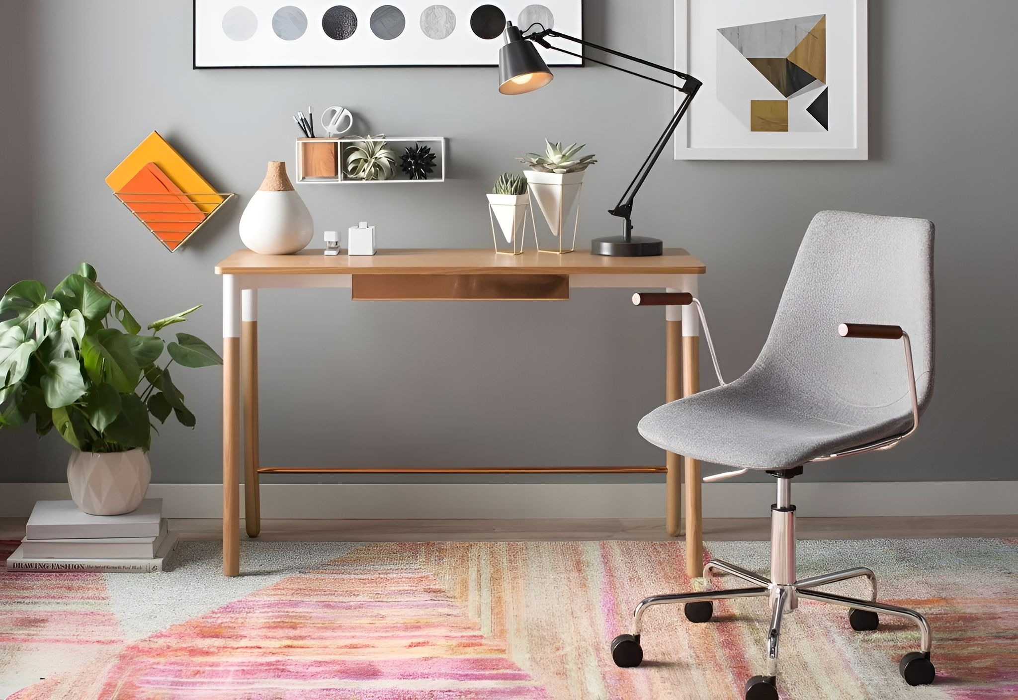Góc làm việc hiện đại với bàn gỗ, ghế xoay, cây xanh và đèn bàn, tạo không gian thoải mái và sáng tạo.
