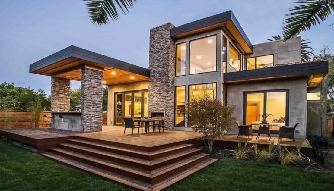 Ngôi nhà hiện đại với sân vườn rộng rãi, ánh sáng ấm áp vào lúc chạng vạng.