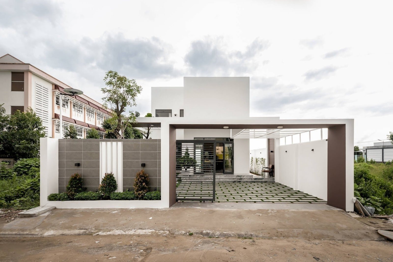 Nhà phố hiện đại với thiết kế tối giản, sân rộng và tường trắng, gần gũi với thiên nhiên.