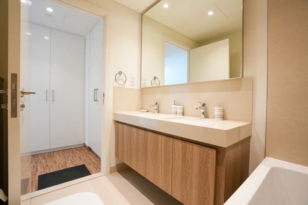 Phòng tắm hiện đại với bồn rửa đôi, gương lớn và thiết kế nội thất sang trọng.