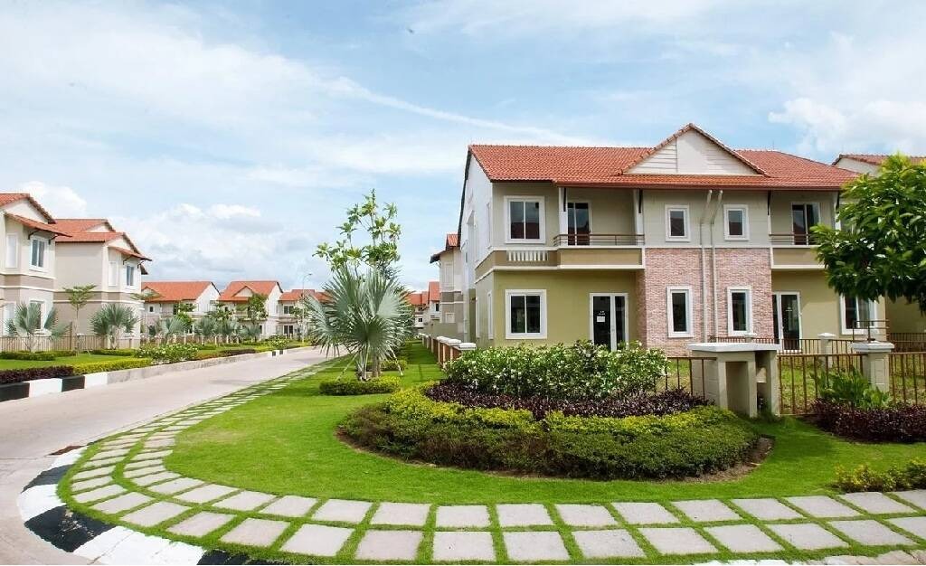 huong-tot-va-xau-voi-nu-tan-dau Khu dân cư cao cấp với nhiều ngôi nhà biệt thự mái ngói đỏ và sân vườn xanh mát.