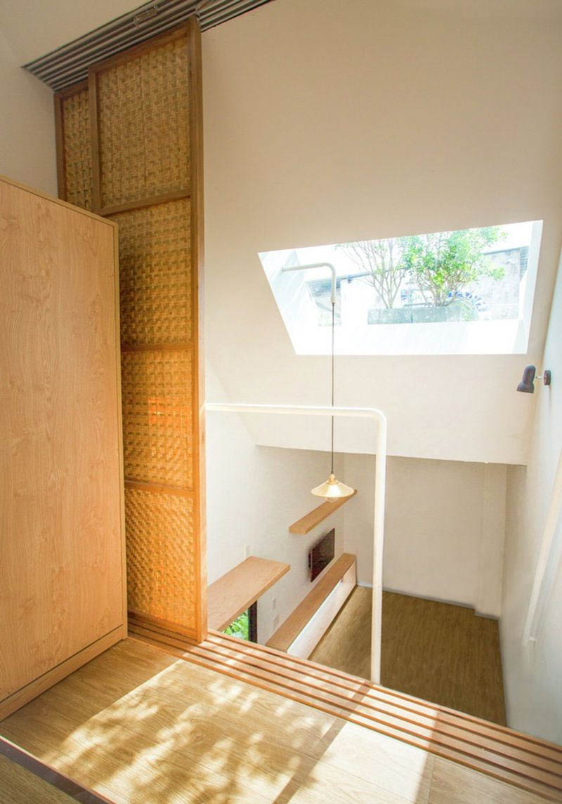 Phong cách nội thất hiện đại với cửa sổ lớn đón ánh sáng tự nhiên và trang trí gỗ ấm áp.