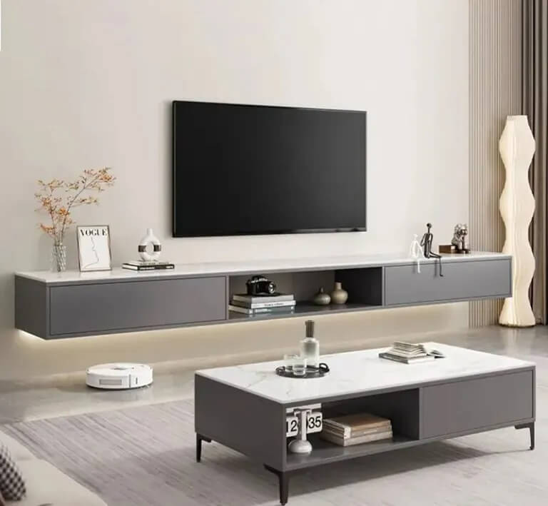 Phòng khách hiện đại với tivi treo tường và bàn cà phê màu xám trắng tinh tế.