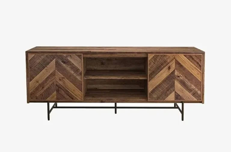 Kệ gỗ kiểu dáng hiện đại với hai cánh cửa hoa văn xương cá và kệ mở ở giữa.