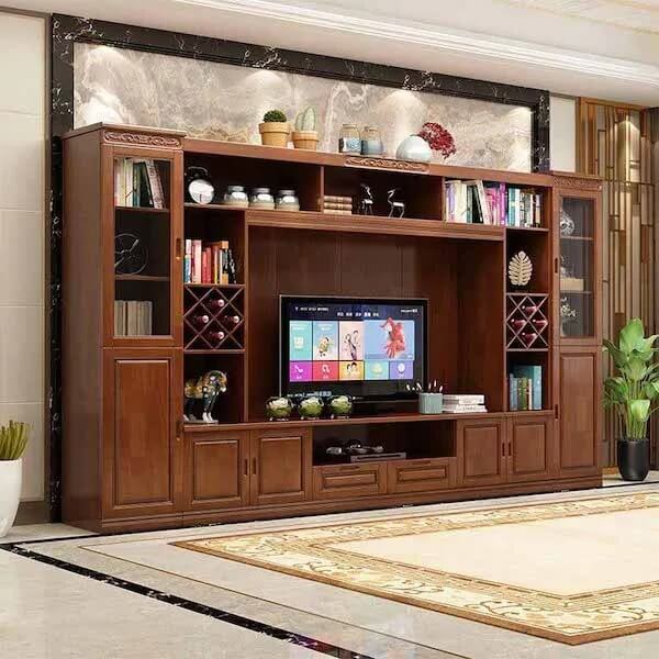 Kệ tivi gỗ sang trọng với sách, cây trang trí và kệ rượu trong phòng khách hiện đại.