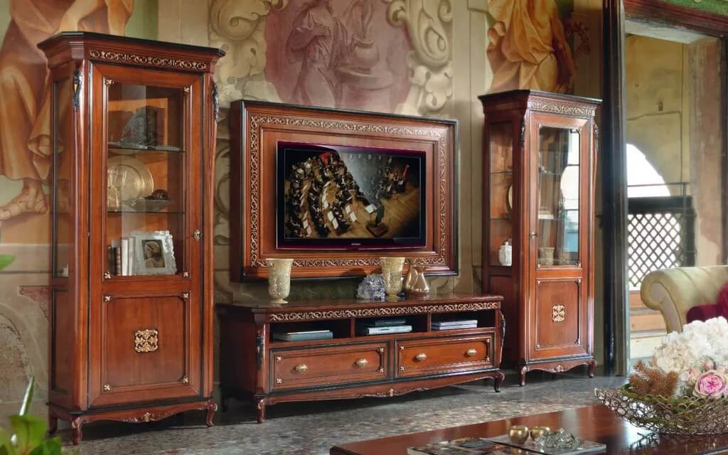 Phòng khách với nội thất gỗ cổ điển, kệ tivi và tủ trưng bày sang trọng.