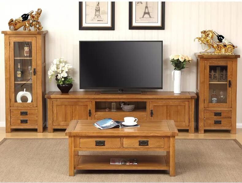 Phòng khách với đồ nội thất gỗ sồi, kệ tivi và bàn uống cà phê, tạo không gian ấm cúng và sang trọng.