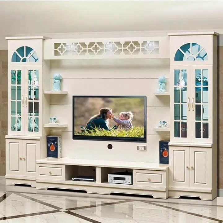 Kệ tivi sang trọng với tủ kính và kệ trang trí màu trắng hiện đại, tạo không gian sống thanh lịch.