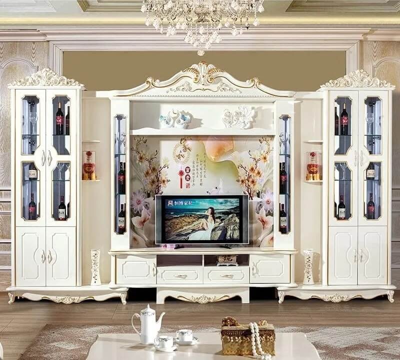 Kệ tivi phong cách cổ điển sang trọng với thiết kế họa tiết tinh xảo và đèn chùm lộng lẫy, không gian phòng khách.