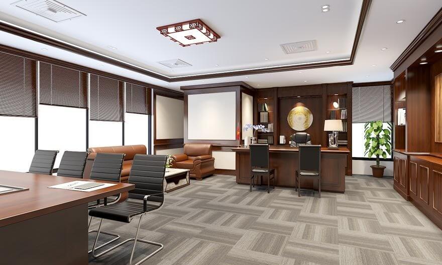 khong-dat-ban-lam-viec-giam-doc-gan-cua Văn phòng hiện đại với bàn làm việc, ghế da, cây xanh, nội thất gỗ sang trọng, ánh sáng tự nhiên.