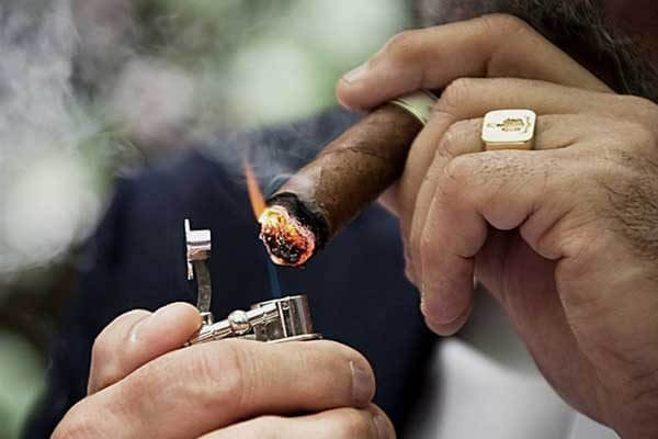 khong-nen-hut-xi-ga-khi-bung-doi Không nên hút xì gà khi bụng đói