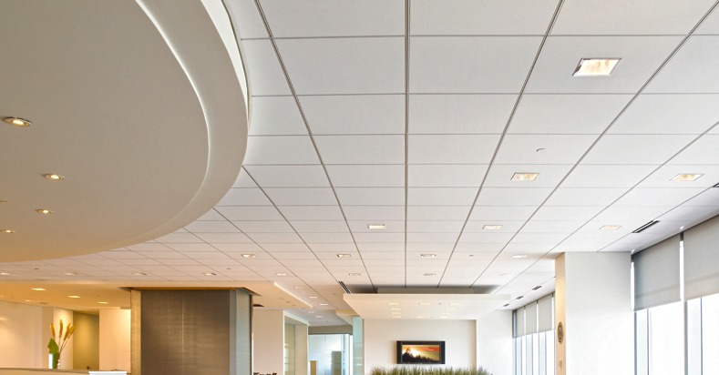 khung-xuong-tran-thach-cao-noi Trần nhà văn phòng hiện đại với đèn âm trần và cửa sổ lớn, ánh sáng tự nhiên.
