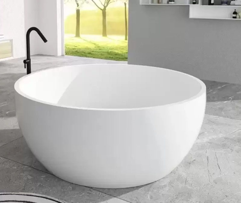 Bồn tắm tròn trắng hiện đại trong phòng tắm sang trọng, với vòi nước đen. Phù hợp cho thiết kế nội thất tối giản.