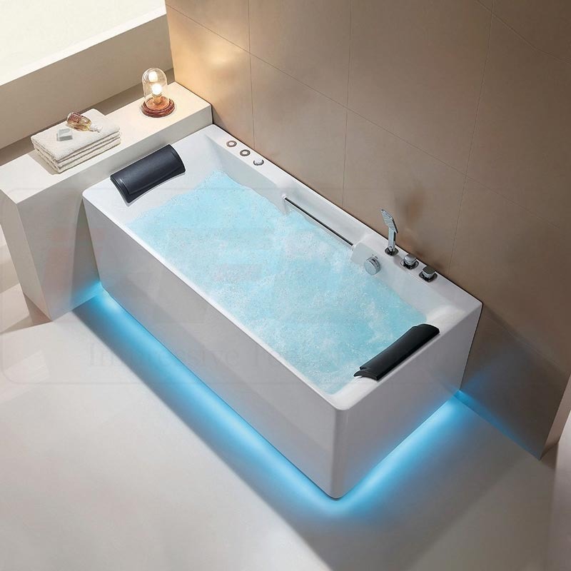 Bồn tắm hiện đại với đèn LED xanh, nước tạo bọt, gối tựa đầu thoải mái, tạo không gian thư giãn trong phòng tắm.