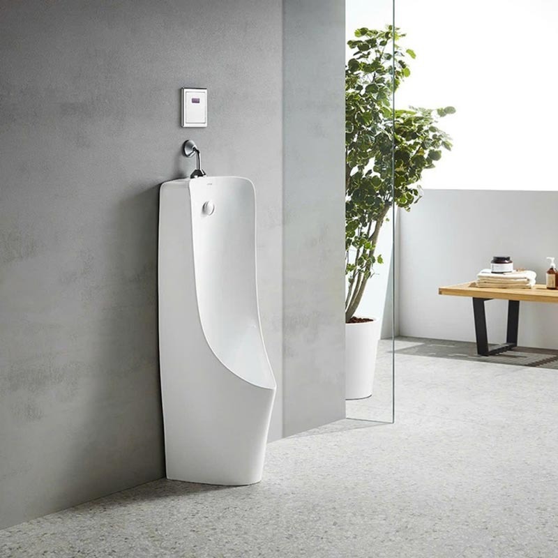 Bồn tiểu nam hiện đại trong phòng tắm sang trọng, tông màu trắng xám, cây xanh tạo điểm nhấn thanh lịch.