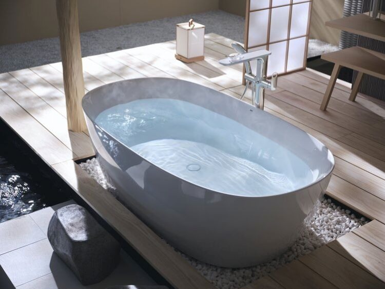 kich-thuoc-lap-dat-tieu-chuan-cho-bon-tam Bồn tắm hiện đại trong không gian thư giãn kiểu Nhật với ánh sáng tự nhiên và sàn gỗ.