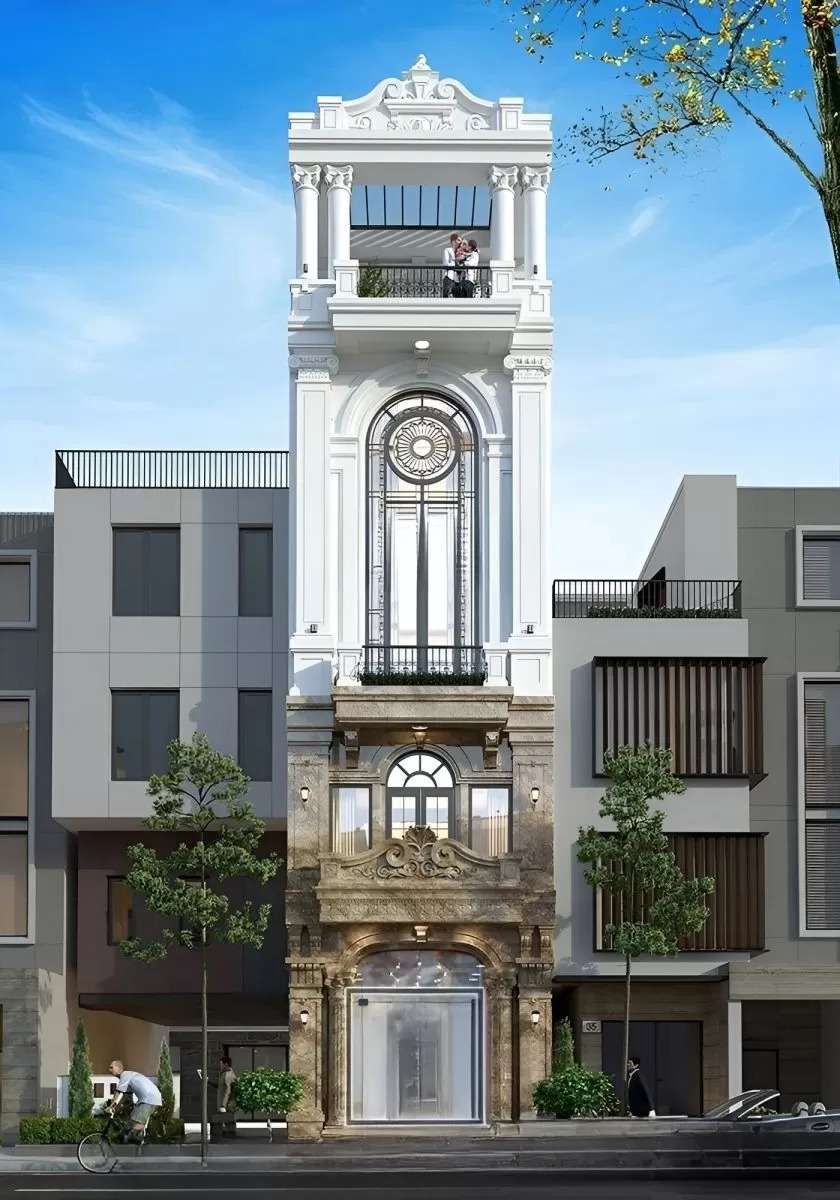 Mặt tiền nhà ống tân cổ điển 4 tầng, ban công trang trí cột trụ lớn, cửa vòm sang trọng, cây xanh hai bên đường.