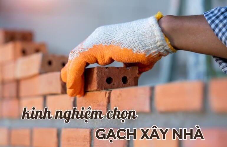 Người đeo găng tay xếp gạch xây tường, kèm chữ kinh nghiệm chọn gạch xây nhà.
