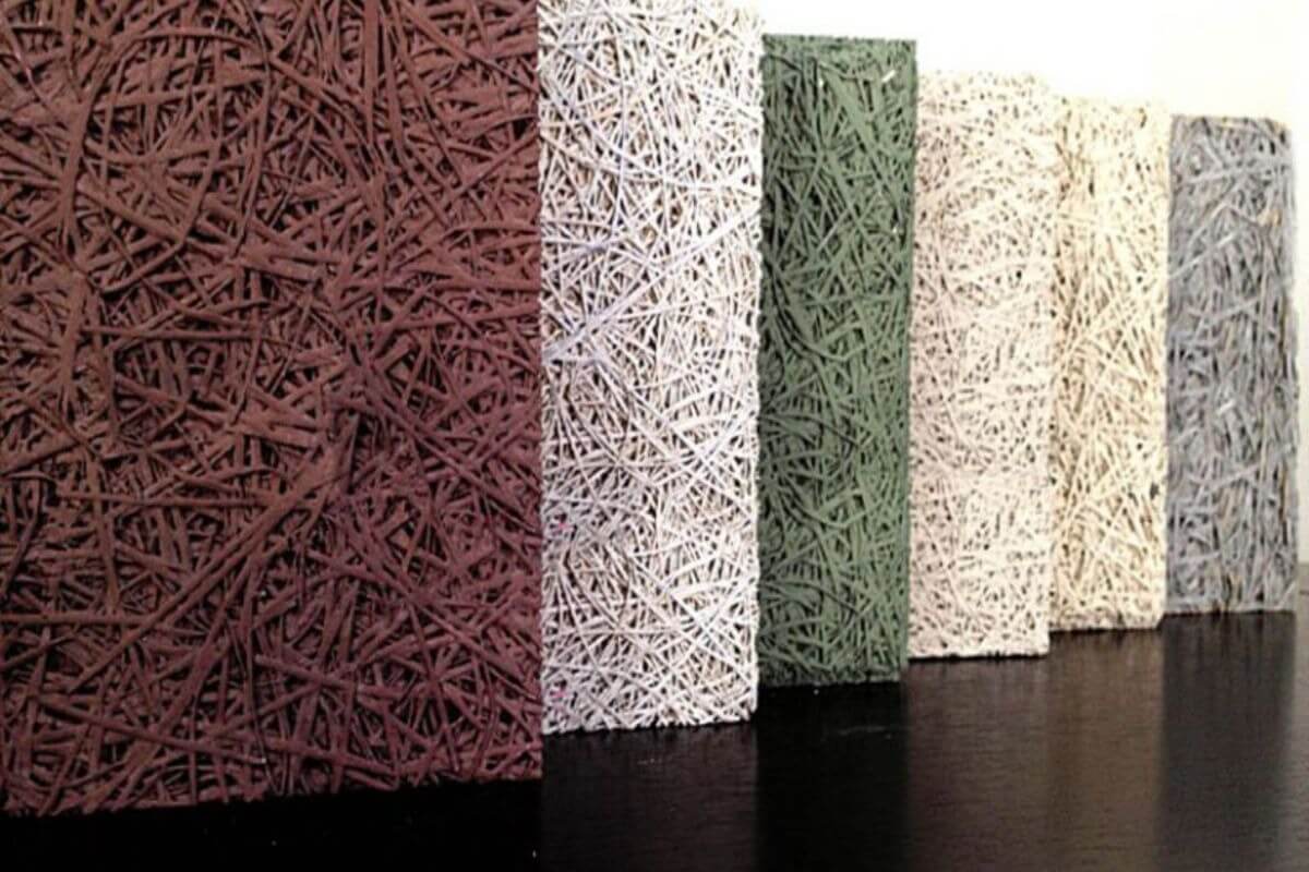 kzunv0wgbfc87rj1l34x Bề mặt tấm xi măng sợi màu sắc đa dạng, từ nâu đến xám, sắp xếp thẳng đứng trên nền đen.