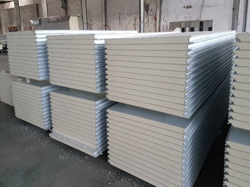 Tấm panel cách nhiệt xếp chồng trong kho, chuyên dùng cho xây dựng nhà xưởng, tiết kiệm năng lượng.