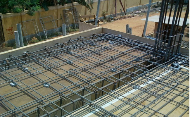 Công trình đang thi công với dàn thép cốt bê tông cho sàn nhà, chuẩn bị đổ bê tông ở công trường xây dựng.