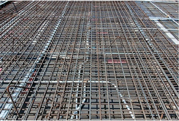 Khung sắt thép xây dựng đang trong quá trình thi công trên công trường, chuẩn bị đổ bê tông.