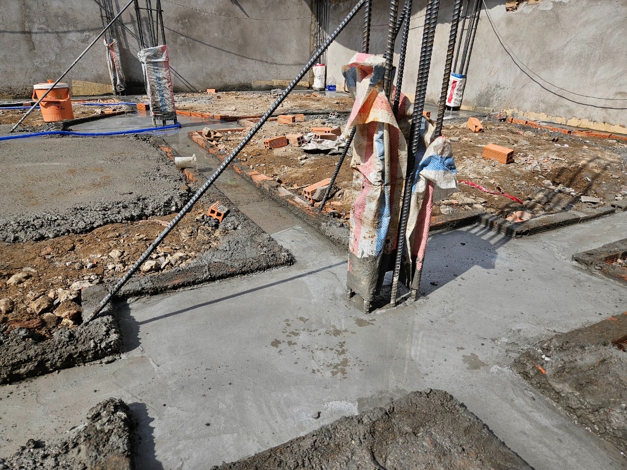 Xây dựng nền móng với bê tông và cốt thép, chuẩn bị cho công trình mới.