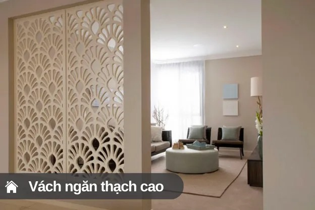 Phòng khách hiện đại với vách ngăn thạch cao trang trí hoa văn độc đáo, ánh sáng tự nhiên.