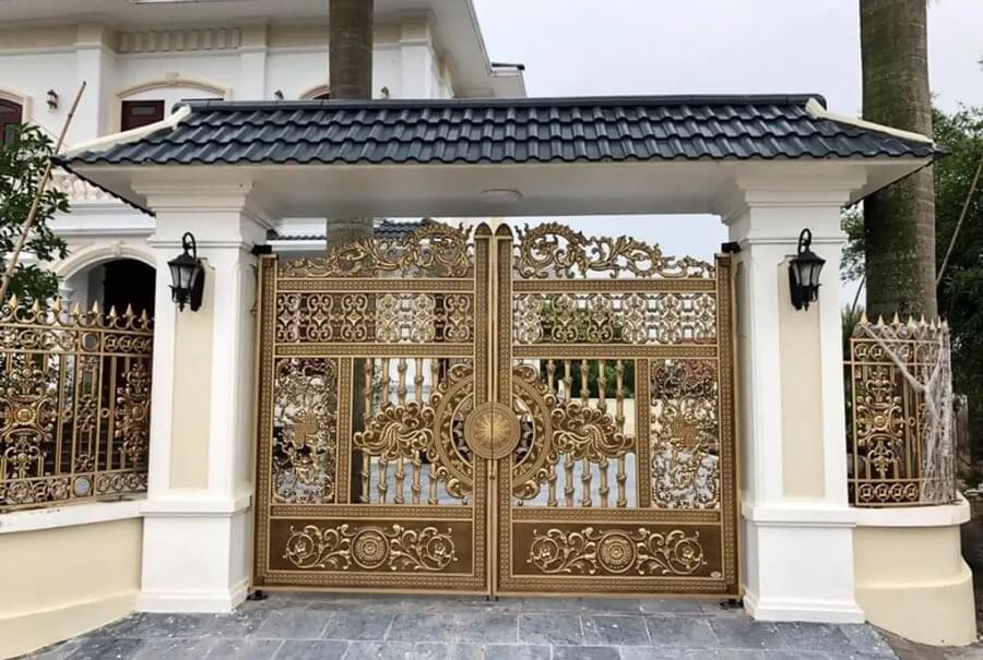 loi-ich-khi-co-cong-nha-dep-tang-gia-tri-bat-dong-san Cổng biệt thự sắt nghệ thuật màu vàng sang trọng, họa tiết tinh xảo tại lối vào ngôi nhà.