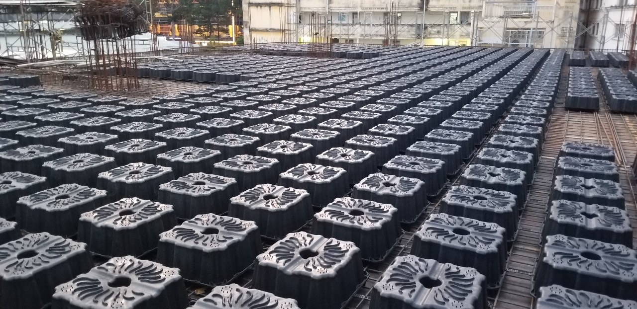 Công trường xây dựng lắp đặt hệ thống hộp nhựa định hình sàn bê tông.