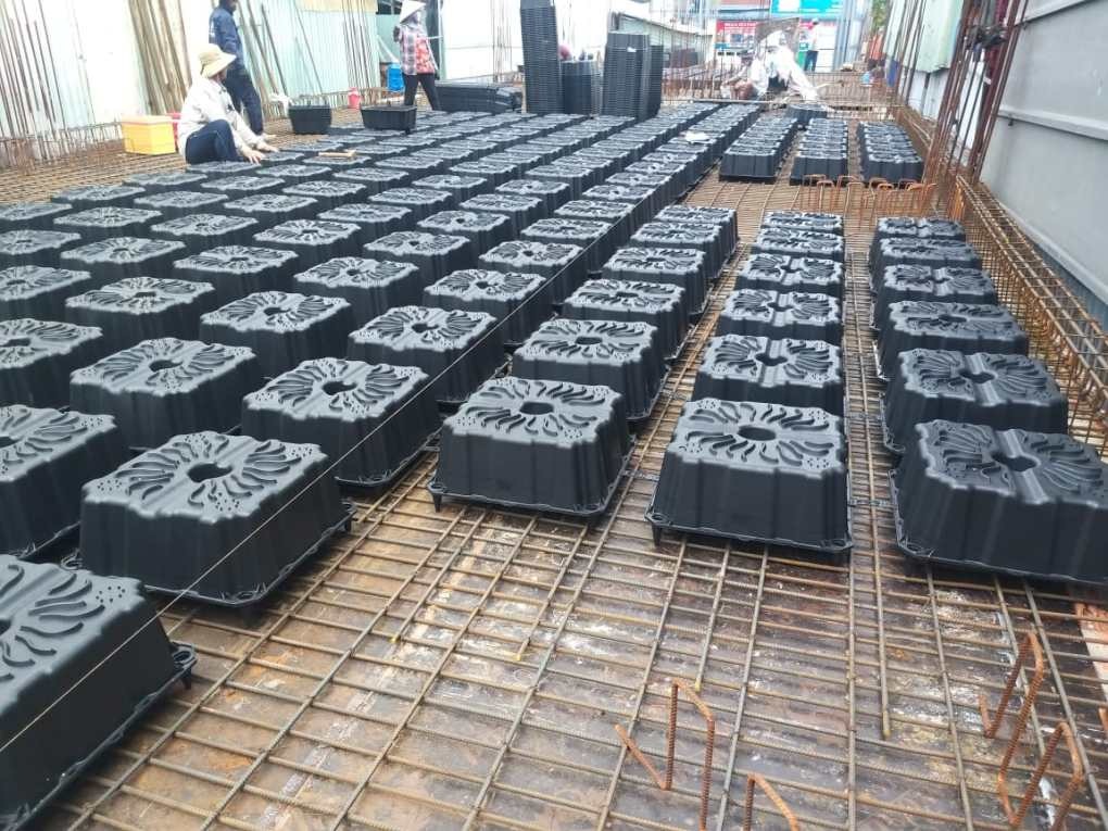 Các tấm nhựa kích rỗng lắp đặt trên sàn thép tại công trình xây dựng.