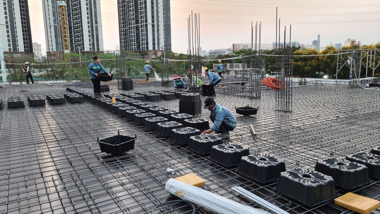 Công nhân xây dựng đang lắp đặt khung thép cho tòa nhà cao tầng tại công trường xây dựng đô thị.