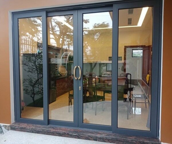 Cửa kính trượt khung nhôm hiện đại, bền đẹp, dẫn sáng tốt cho phòng khách nhà ở.