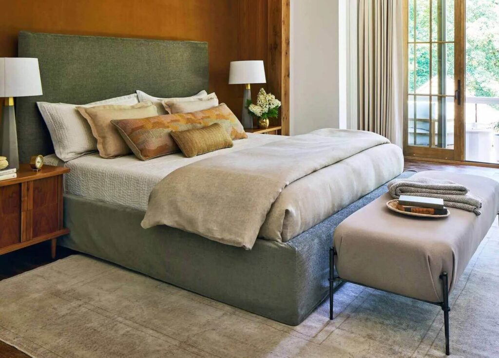 Phòng ngủ sang trọng với giường lớn, ánh sáng tự nhiên và trang trí nội thất cao cấp.