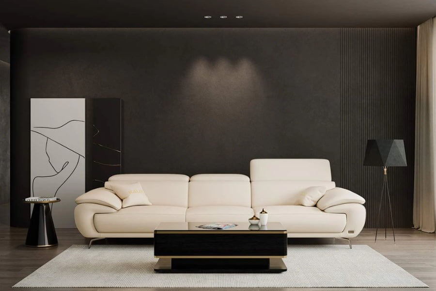 Phòng khách hiện đại với sofa màu kem, bàn cà phê đen và đèn sàn trong không gian tối giản.