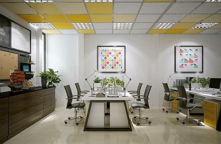 Văn phòng hiện đại với bàn họp, ghế xoay, trang trí cây xanh và tranh treo tường màu sắc.