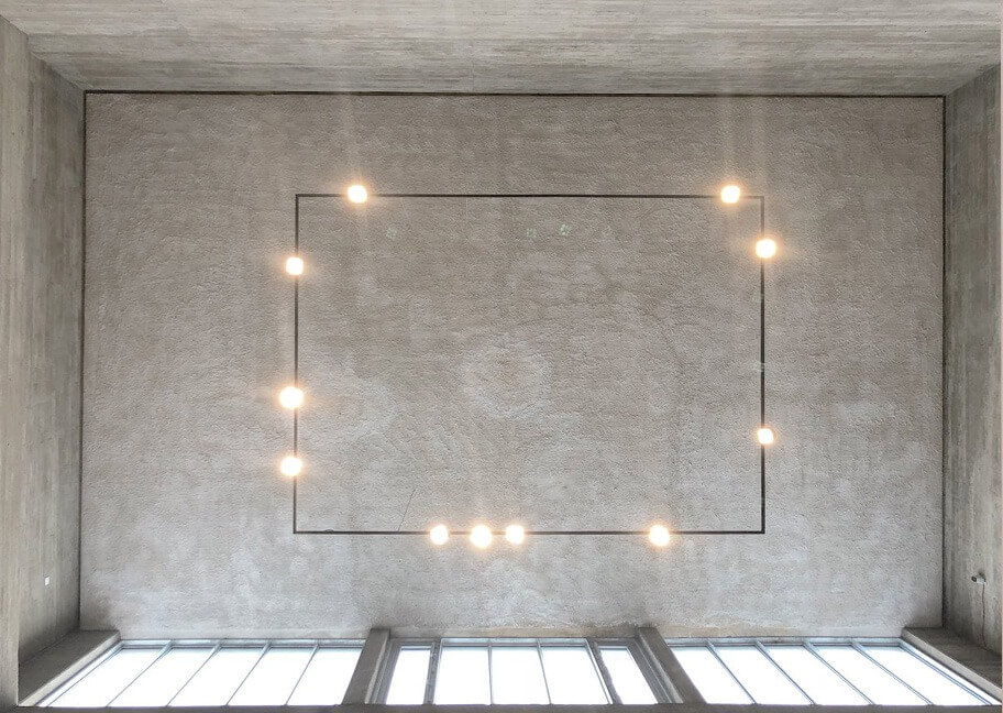 Trần cao với đèn chiếu sáng hình chữ nhật, thiết kế hiện đại, tạo không gian rộng và sáng cho căn phòng.